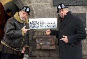 Monty Python Terry Gilliam y Terry Jones en la Torre del puente de Londres